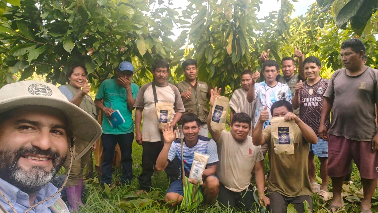 Equipo en campo de café